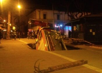 Camion Pompieri finisce in una voragine