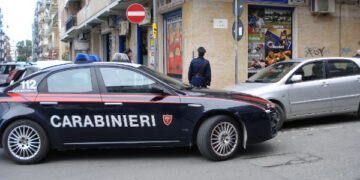 Scippa la borsa di una donna nei pressi di un centro scommesse