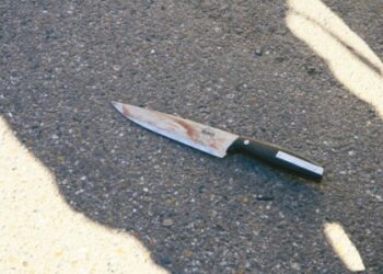 Lite familiare, padre accoltella figlio