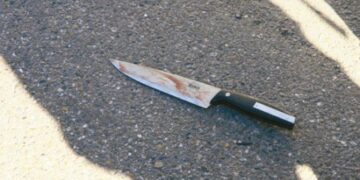 Lite familiare, padre accoltella figlio