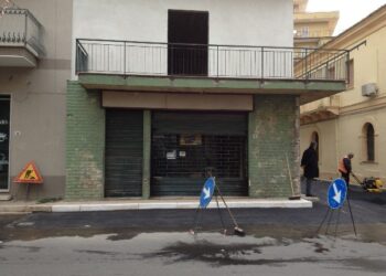 Smantellata pompa di benzina su via Roma