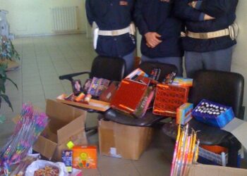 Sequestrati 65 kg di botti illegali a Crotone