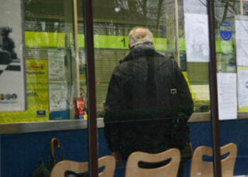 Incassano pensione di familiari deceduti da anni