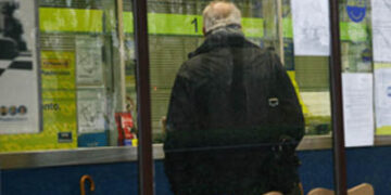 Incassano pensione di familiari deceduti da anni