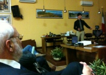 Un robot costruito da un giovane saracenaro