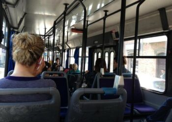 Anziani perdono portafogli con 600 euro in autobus