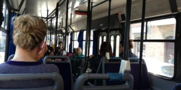 Anziani perdono portafogli con 600 euro in autobus