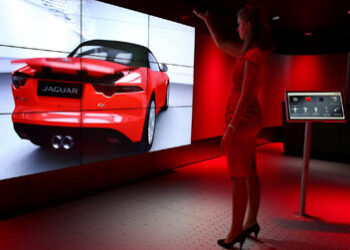 Jaguar e Land Rover si scelgono nelle showroom virtuale. In punta di dita