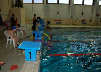 Prima gara di nuoto nella piscina di Ciro’ Marina