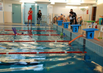 Prima gara di nuoto nella piscina di Ciro’ Marina