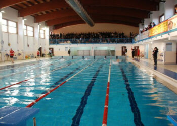 Prima gara di nuoto nella piscina di Ciro’ Marina