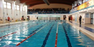 Prima gara di nuoto nella piscina di Ciro’ Marina