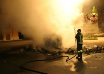 Rifiuti, 60 cassonetti incendiati a Crotone