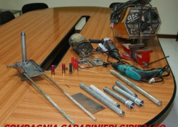 In manette per fabbricazione di arma clandestina