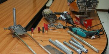 In manette per fabbricazione di arma clandestina