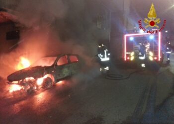 Auto in fiamme nella notte a Cotronei
