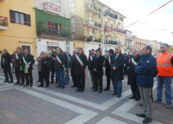 Emergenza rifiuti, sfilata dei sindaci su SS106