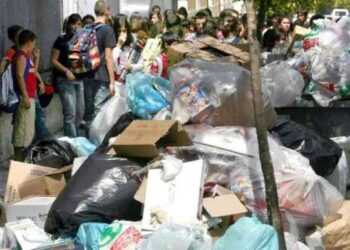 Emergenza rifiuti, sindaco chiude le scuole