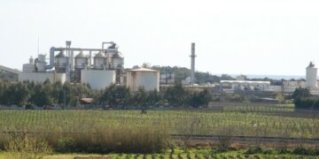 Vendita stabilimento Syndial, contatti con i texani