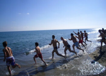 Tuffo di Capodanno a Ciro’ Marina, 11 coraggiosi inaugurano nuovo anno