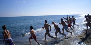 Tuffo di Capodanno a Ciro’ Marina, 11 coraggiosi inaugurano nuovo anno