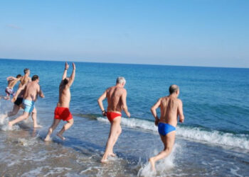 Tuffo di Capodanno a Ciro’ Marina, 11 coraggiosi inaugurano nuovo anno