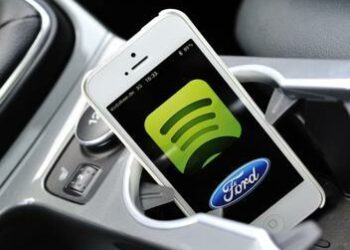 Connessioni ultra veloci, cloud e applicazioni: l’abitacolo si trasforma Ford apre la strada con AppLink