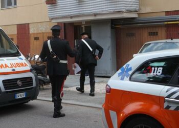 Sorprendono figlia a letto con fidanzato, picchiato e lanciato dal balcone