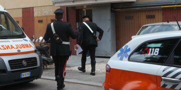 Sorprendono figlia a letto con fidanzato, picchiato e lanciato dal balcone