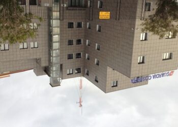 Soccorso ufficiale indiano con ferita alla testa