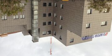 Soccorso ufficiale indiano con ferita alla testa