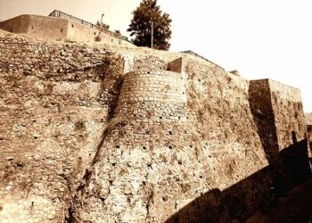 Castello di Crucoli di Interesse Storico-Artistico‎