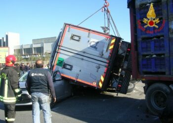 Incidente sulla 106, tir si ribalta e schiaccia due auto