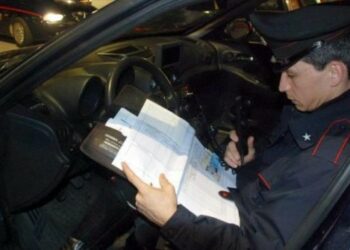 Ferisce al volto imbianchino con un coltello