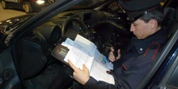 Ferisce al volto imbianchino con un coltello