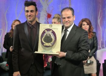 Sanremo, a Marco Mengoni il premio di Affidato