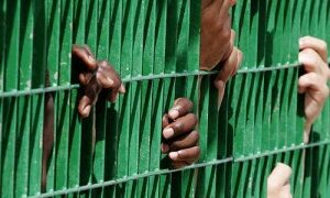 Ragazzo afgano tenta di impiccarsi