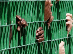 Ragazzo afgano tenta di impiccarsi