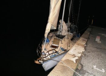 Soccorsi migranti irregolari su barca a vela