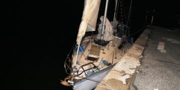 Soccorsi migranti irregolari su barca a vela