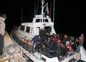 Soccorsi migranti irregolari su barca a vela