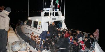 Soccorsi migranti irregolari su barca a vela