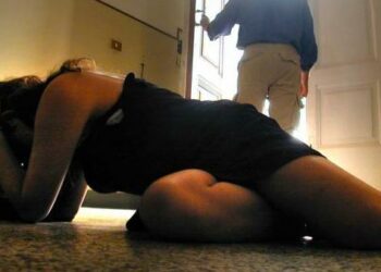 Picchiano donna con un bastone in pieno centro