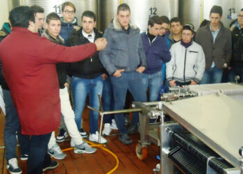 Studenti in visita agli impianti refrigerazione della Tenuta Iuzzolini