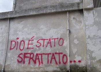 Chiesa di santa Veneranda: uno dei muri esterni imbrattati con una scritta