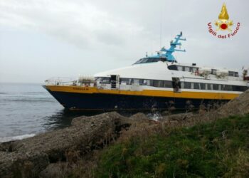 Aliscafo arenato per nebbia a Reggio Calabria