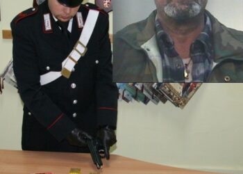 Arma illegale nascosta sotto il divano, in manette petilino