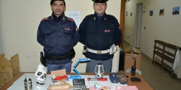 Droga e petardi sequestrati a Crotone