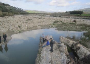 Pescavano nel fiume Tacina senza permesso
