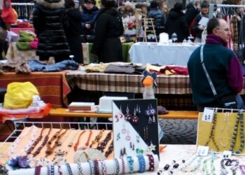 Picchia e ruba collana a venditore ambulante